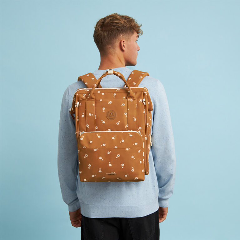 Vrolijk de deur uit met de hippe, vegan luiertas van Cabaia 2 Cabaia Backpack Baby Bag Les Sables DOlonne 2 768x768 1
