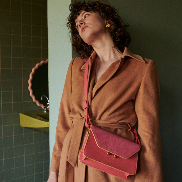 sticky sis club 0001 1401016 Sticky Sis shoulder bag ton sur ton tulip pink style shot 01